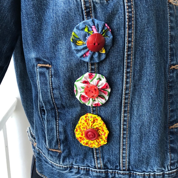 Jean jacket with vintage hankies linens buttons quilts yo-yo’s embroidery 12 - Picture 4 of 10